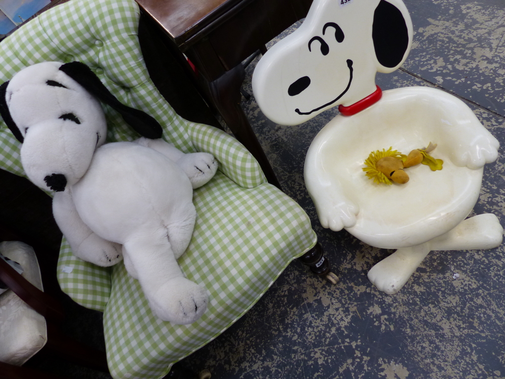 A VINTAGE SNOOPY CHILDS CHAIR, A SNOOPY SOFT TOY, AND A FELT WOODSTOCK TOY.