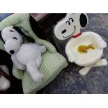 A VINTAGE SNOOPY CHILDS CHAIR, A SNOOPY SOFT TOY, AND A FELT WOODSTOCK TOY.