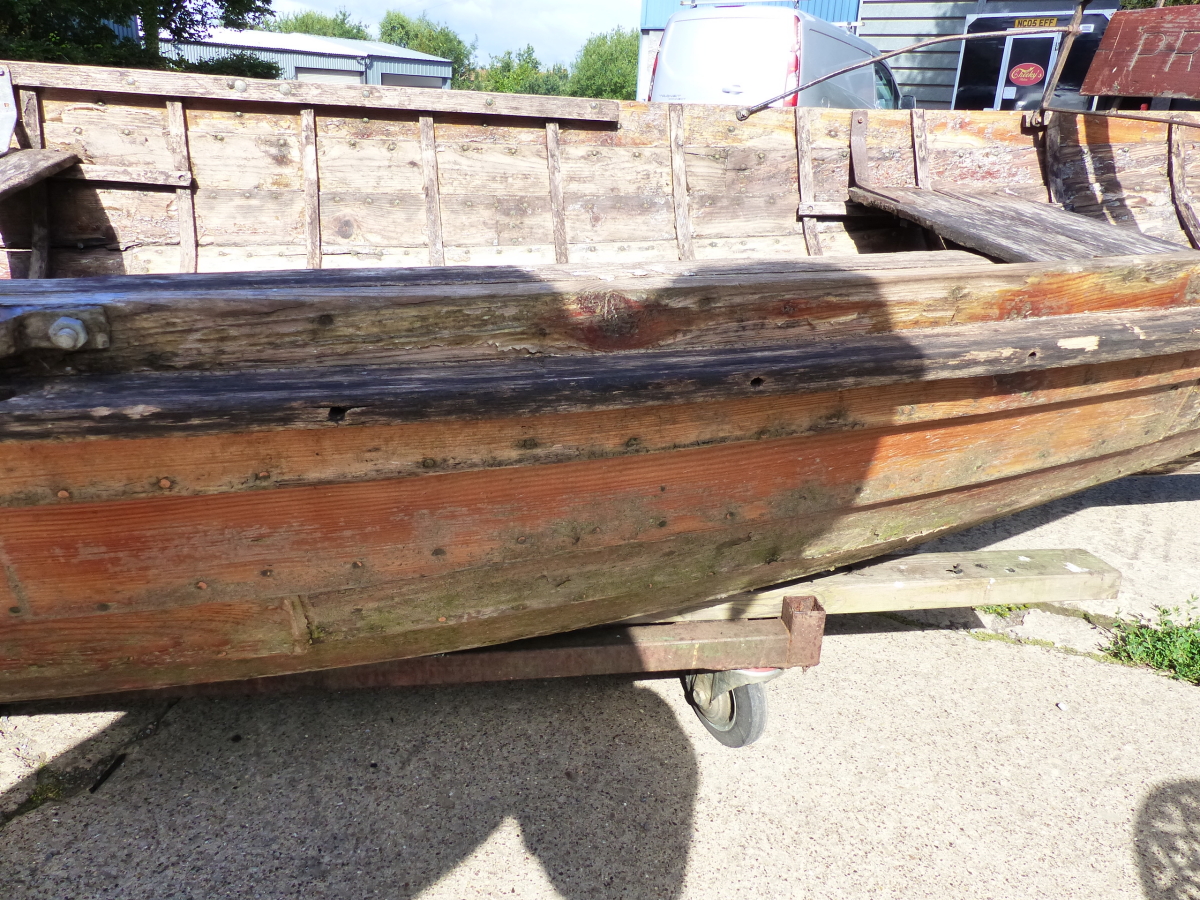 CLINKER BUILT EDWARDIAN BOATING LAKE ROWING BOAT /SKIFF WITH HIGH BACK SEAT. COMPLETE WITH ROW LOCKS - Image 14 of 17