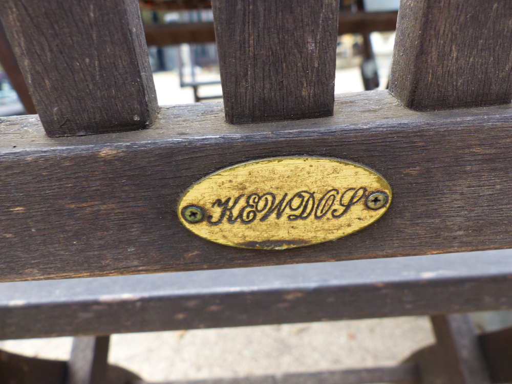 A FOLDING TEAK GARDEN TABLE AND CHAIRS. - Image 4 of 4