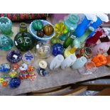 A COLLECTION OF DECORATIVE COLOURED GLASSWARES.