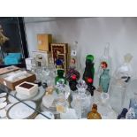 A COLLECTION OF VINTAGE PERFUME BOTTLES.