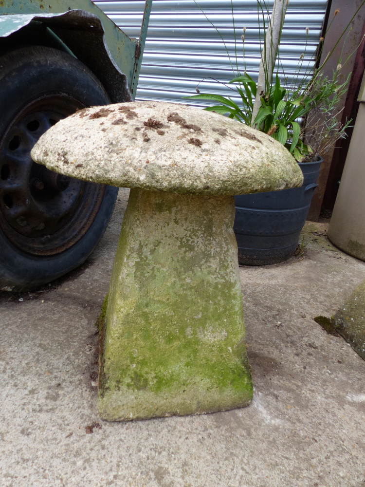 A PAIR OF STADDLE STONE AND A GARDEN URN. - Image 3 of 4