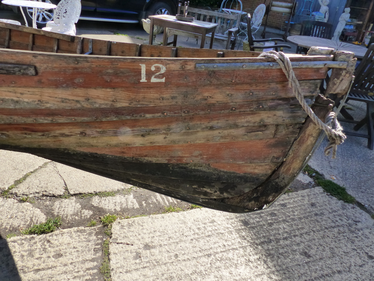 CLINKER BUILT EDWARDIAN BOATING LAKE ROWING BOAT /SKIFF WITH HIGH BACK SEAT. COMPLETE WITH ROW LOCKS - Image 9 of 17