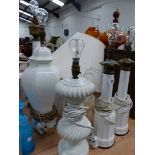 A QUANTITY OF VARIOUS TABLE LAMPS.