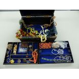 A COLLECTION OF VINTAGE AND LATER JEWELLERY CONTAINED IN A LEATHER COVERED JEWELLERY CASE, TO