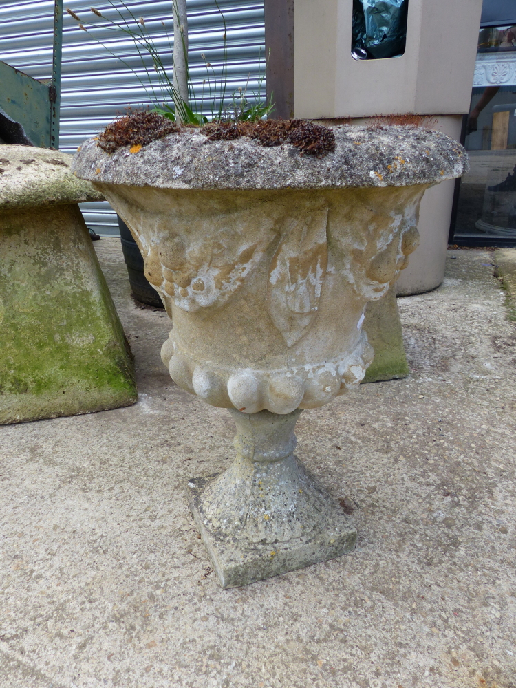 A PAIR OF STADDLE STONE AND A GARDEN URN. - Image 2 of 4