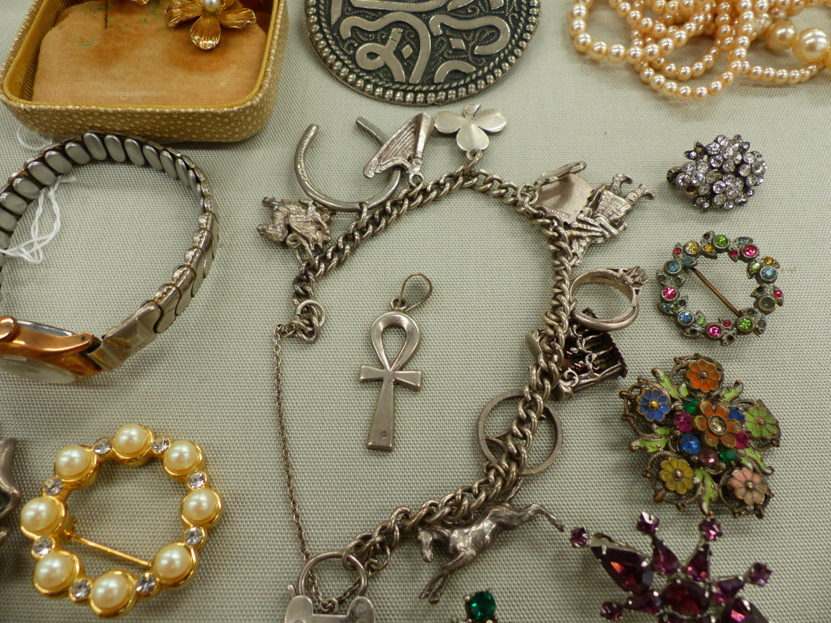 VINTAGE JEWELLERY TO INCLUDE A PAIR OF GROSSE COSTUME EARRINGS, A SILVER CHARM BRACELET, PEARLS, - Image 6 of 12