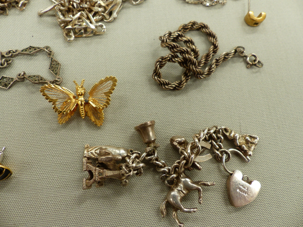 A COLLECTION OF JEWELLERY TO INCLUDE A SILVER VINTAGE CHARM BRACELET,A SILVER INGOT, BRACELETS, - Image 10 of 13