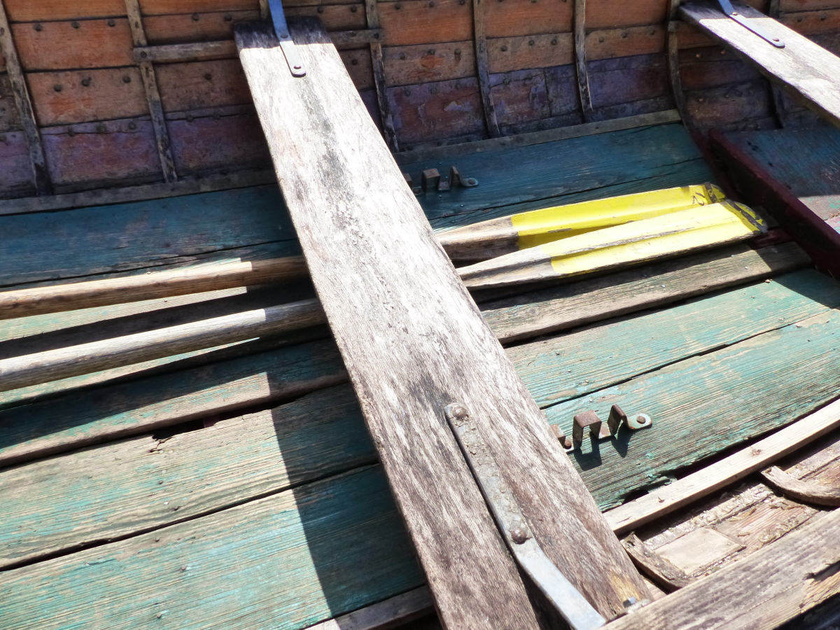 CLINKER BUILT EDWARDIAN BOATING LAKE ROWING BOAT /SKIFF WITH HIGH BACK SEAT. COMPLETE WITH ROW LOCKS - Image 4 of 17