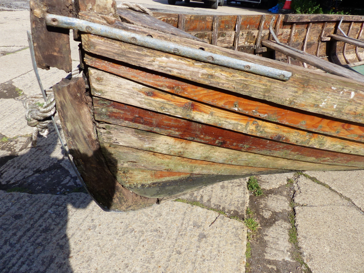 CLINKER BUILT EDWARDIAN BOATING LAKE ROWING BOAT /SKIFF WITH HIGH BACK SEAT. COMPLETE WITH ROW LOCKS - Image 11 of 17