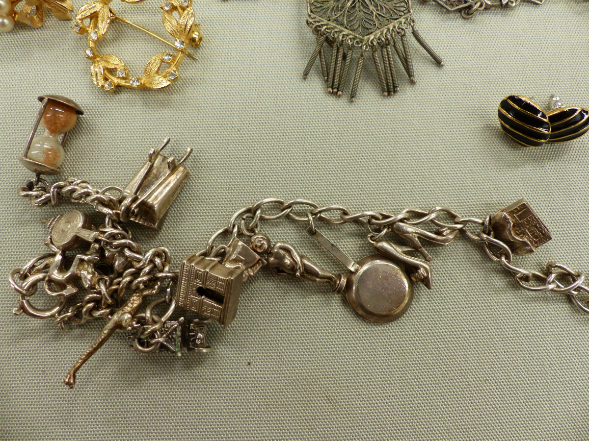 A COLLECTION OF JEWELLERY TO INCLUDE A SILVER VINTAGE CHARM BRACELET,A SILVER INGOT, BRACELETS, - Image 9 of 13