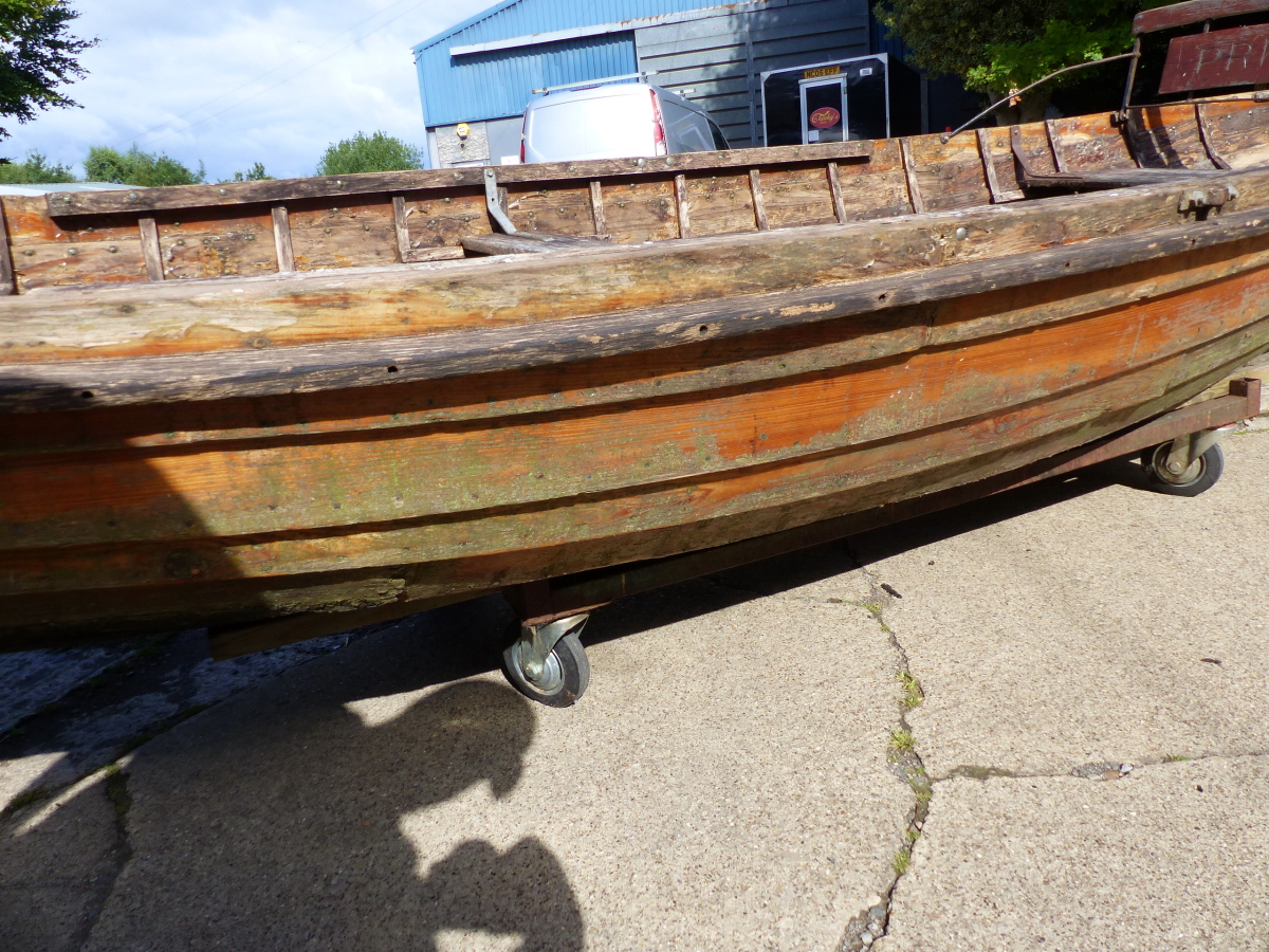 CLINKER BUILT EDWARDIAN BOATING LAKE ROWING BOAT /SKIFF WITH HIGH BACK SEAT. COMPLETE WITH ROW LOCKS - Image 13 of 17