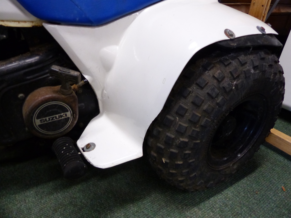 A 50CC SUZUKI QUAD BIKE. - Image 3 of 7