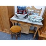 A EDWARDIAN MARBLE TOPPED WASH STAND AND A REVOLVING PIANO STOOL.