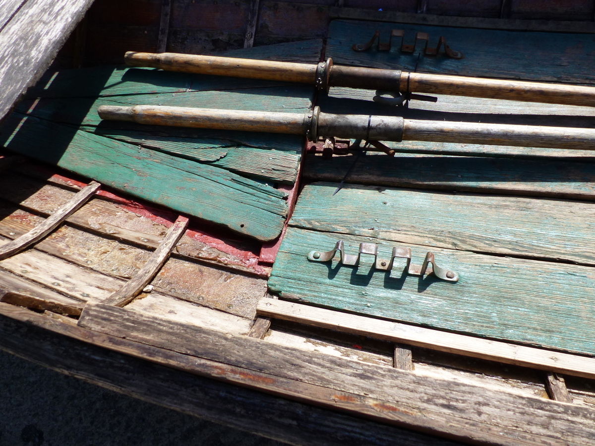 CLINKER BUILT EDWARDIAN BOATING LAKE ROWING BOAT /SKIFF WITH HIGH BACK SEAT. COMPLETE WITH ROW LOCKS - Image 3 of 17