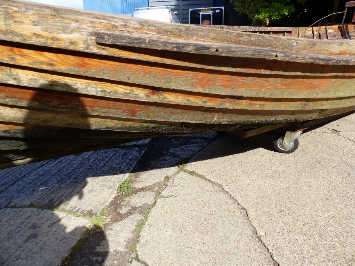 CLINKER BUILT EDWARDIAN BOATING LAKE ROWING BOAT /SKIFF WITH HIGH BACK SEAT. COMPLETE WITH ROW LOCKS - Image 12 of 17