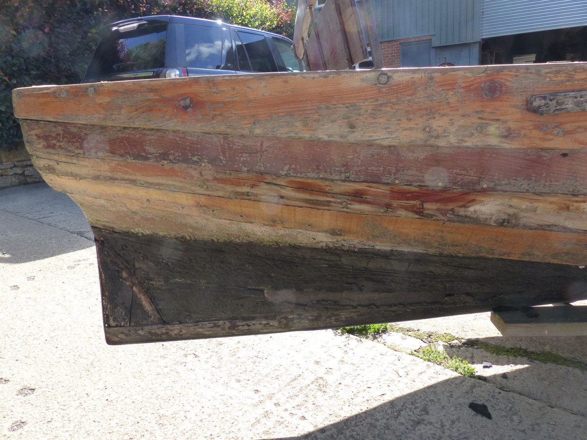 CLINKER BUILT EDWARDIAN BOATING LAKE ROWING BOAT /SKIFF WITH HIGH BACK SEAT. COMPLETE WITH ROW LOCKS - Image 6 of 17