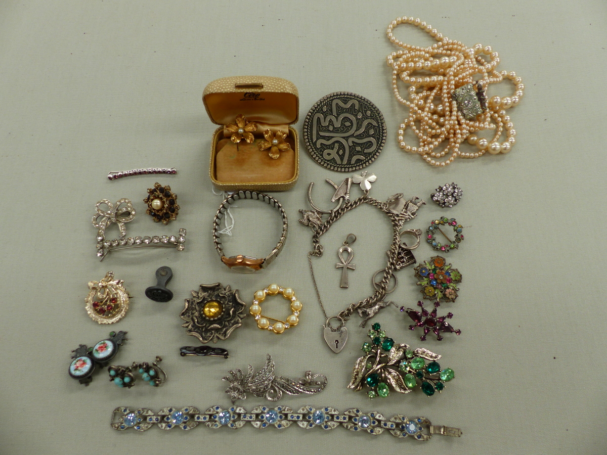 VINTAGE JEWELLERY TO INCLUDE A PAIR OF GROSSE COSTUME EARRINGS, A SILVER CHARM BRACELET, PEARLS,