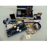 A COLLECTION OF VINTAGE JEWELLERY TO INCLUDE A 9ct GOLD BANGLE, A SILVER AND MARCASITE BROOCH, RAF