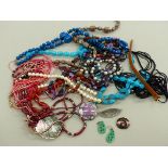 A COLLECTION OF COSTUME BEADS AND BROOCHES.