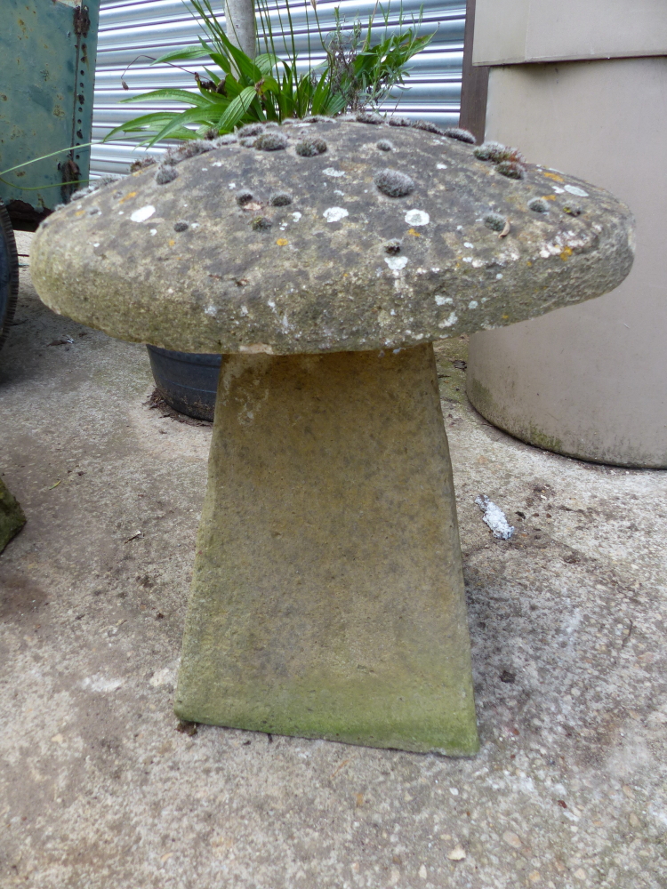 A PAIR OF STADDLE STONE AND A GARDEN URN. - Image 4 of 4