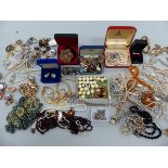 A COLLECTION OF VINTAGE AND MODERN COSTUME JEWELLERY.