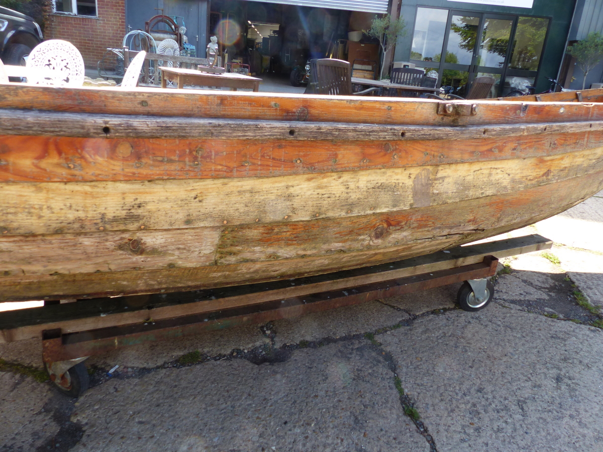 CLINKER BUILT EDWARDIAN BOATING LAKE ROWING BOAT /SKIFF WITH HIGH BACK SEAT. COMPLETE WITH ROW LOCKS - Image 7 of 17