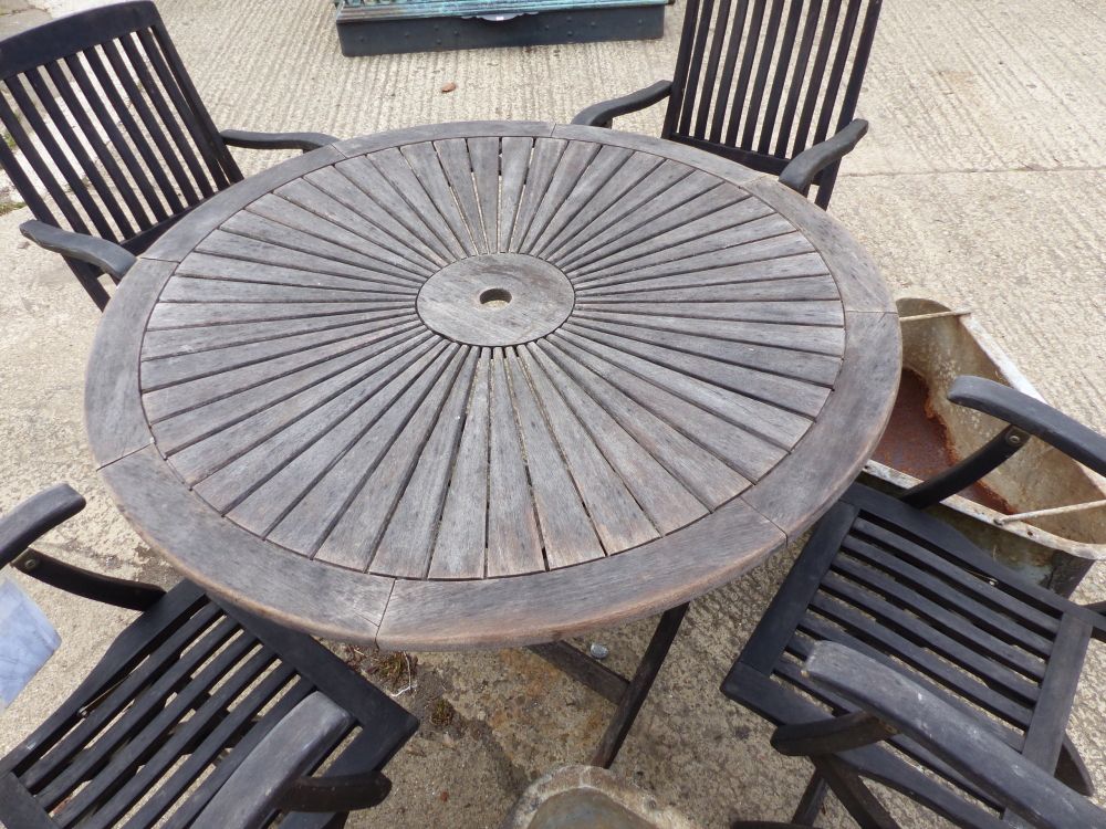 A FOLDING TEAK GARDEN TABLE AND CHAIRS. - Image 2 of 4