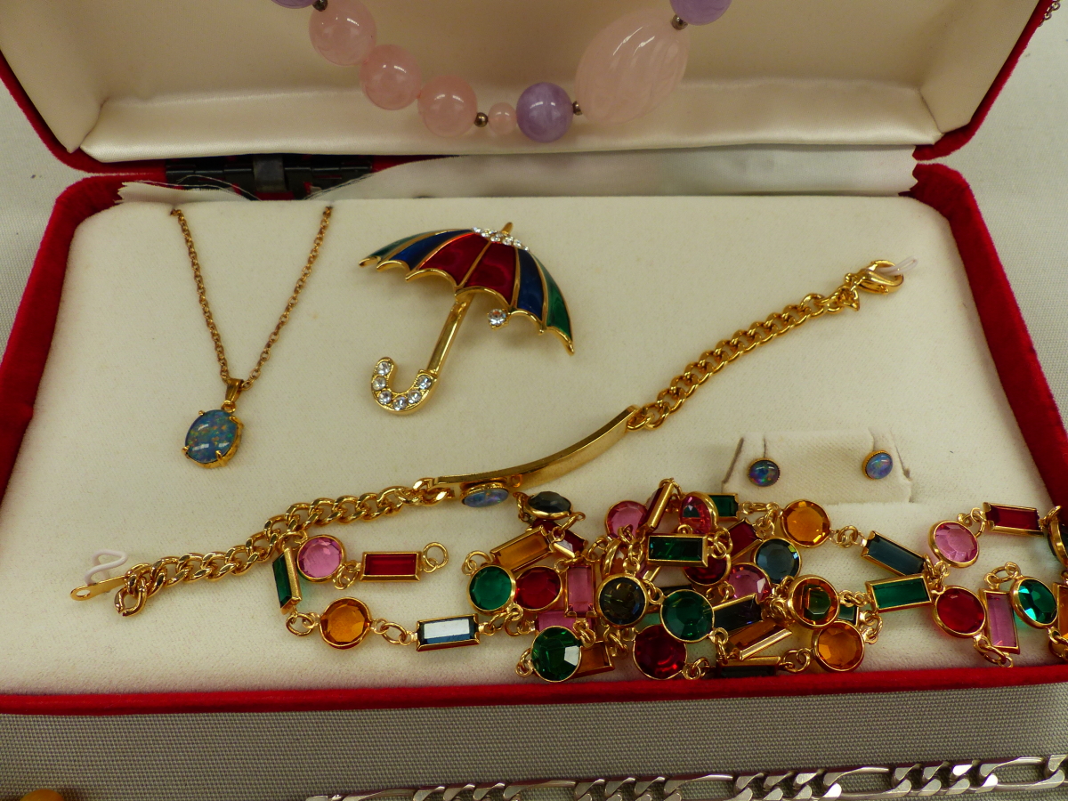 A COLLECTION OF JEWELLERY TO INCLUDE A SILVER VINTAGE CHARM BRACELET,A SILVER INGOT, BRACELETS, - Image 4 of 13