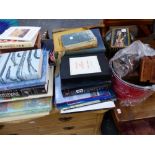 A QUANTITY OF BOOKS TO INCLUDE ART, ANTIQUES ETC AND VARIOUS TRINKET BOXES.