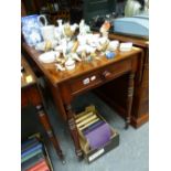 AN EARLY VICTORIAN MAHOGANY PEMBROKE TABLE WITH TURNED DRAWER HANDLE.