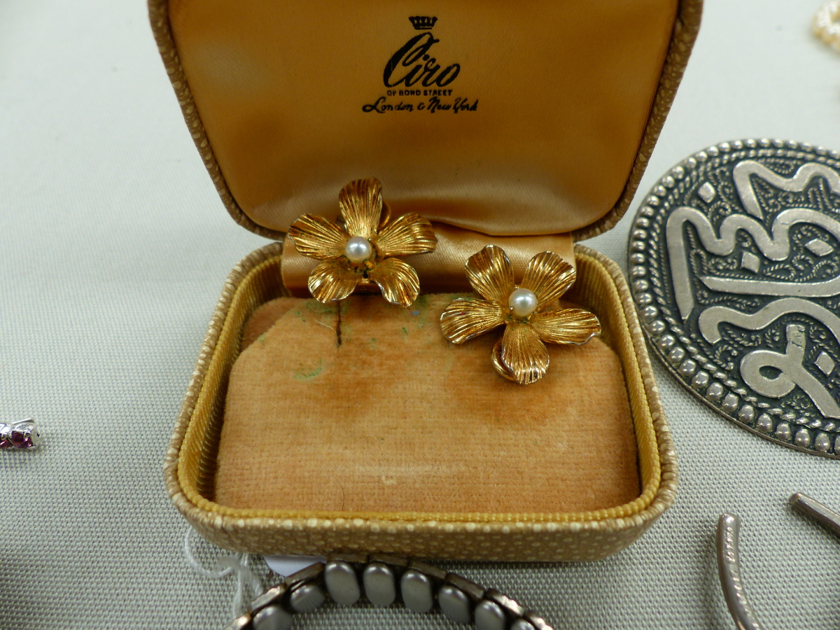 VINTAGE JEWELLERY TO INCLUDE A PAIR OF GROSSE COSTUME EARRINGS, A SILVER CHARM BRACELET, PEARLS, - Image 2 of 12