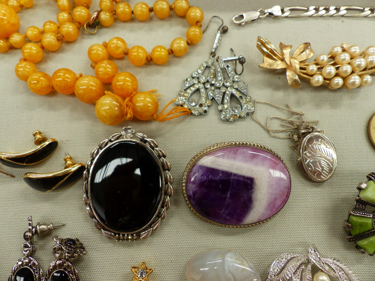 A COLLECTION OF JEWELLERY TO INCLUDE A SILVER VINTAGE CHARM BRACELET,A SILVER INGOT, BRACELETS, - Image 6 of 13