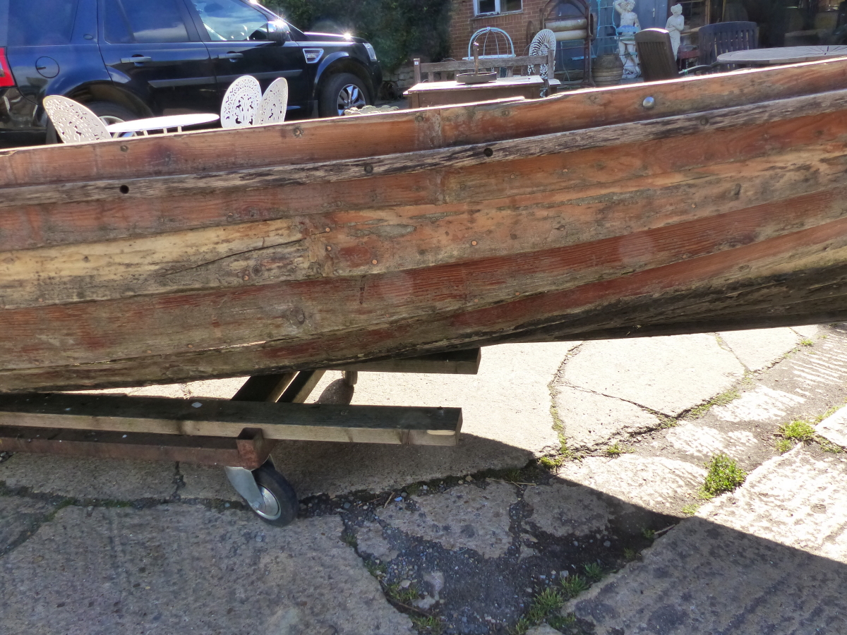 CLINKER BUILT EDWARDIAN BOATING LAKE ROWING BOAT /SKIFF WITH HIGH BACK SEAT. COMPLETE WITH ROW LOCKS - Image 8 of 17