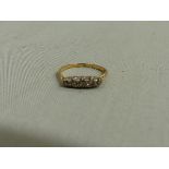 AN 18ct AND PLATINUM FIVE STONE GRADUATED DIAMOND RING, FINGER SIZE O, GROSS WEIGHT 2.2grms.