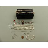 A COLLECTION OF JEWELLERY CONTAINED IN A LEATHER TRAVEL CASE CONSISTING OF MAINLY COSTUME AND