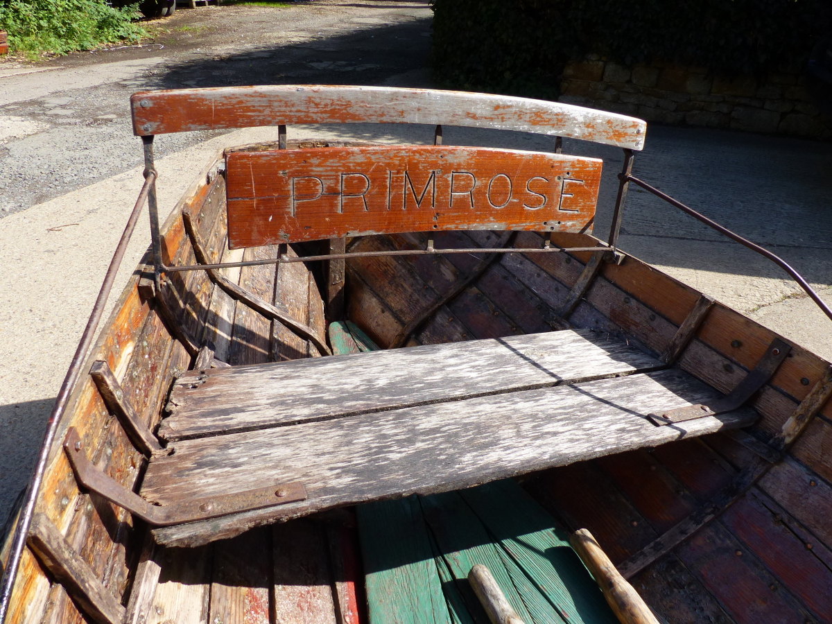 CLINKER BUILT EDWARDIAN BOATING LAKE ROWING BOAT /SKIFF WITH HIGH BACK SEAT. COMPLETE WITH ROW LOCKS - Image 2 of 17