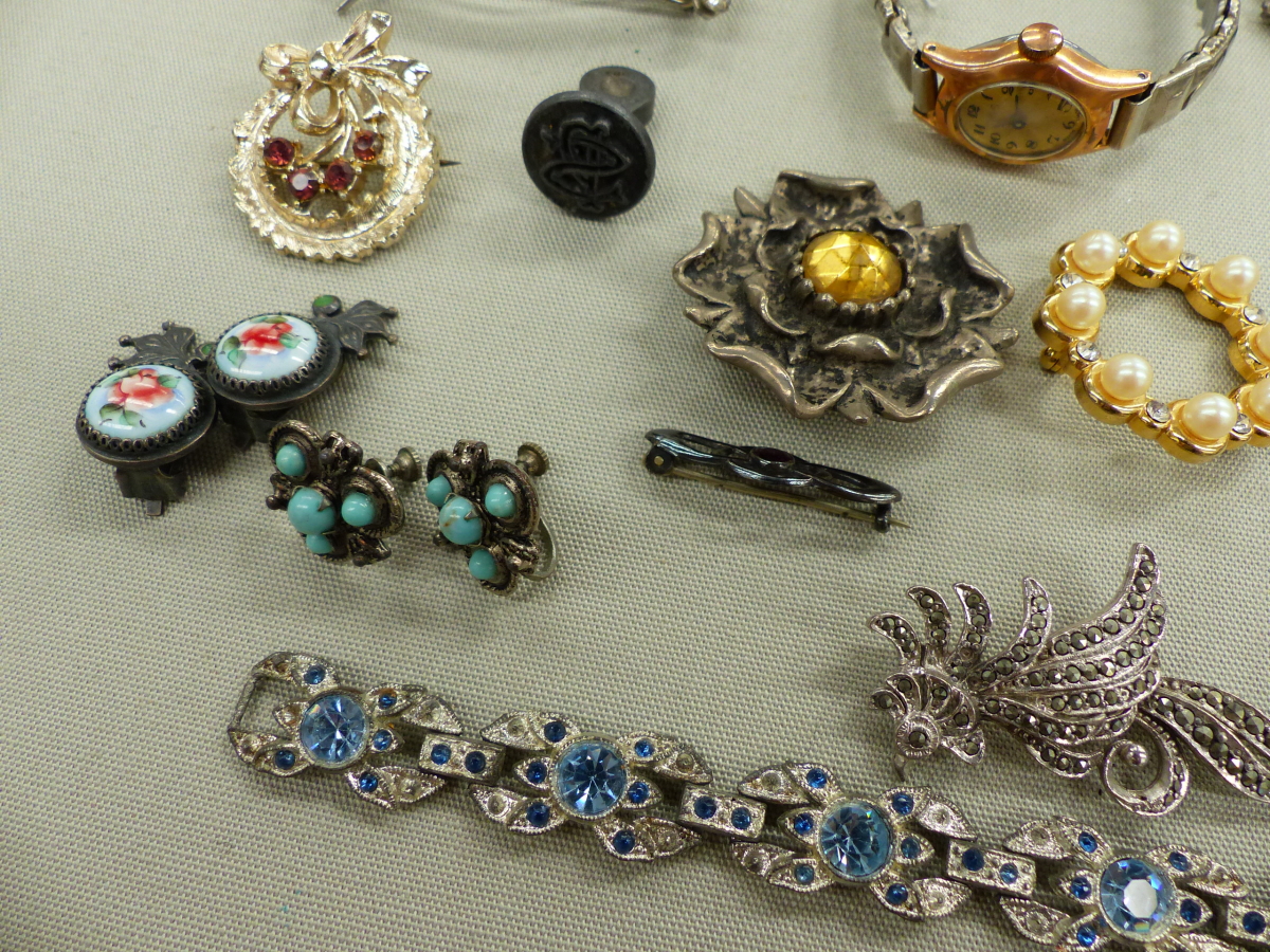 VINTAGE JEWELLERY TO INCLUDE A PAIR OF GROSSE COSTUME EARRINGS, A SILVER CHARM BRACELET, PEARLS, - Image 10 of 12