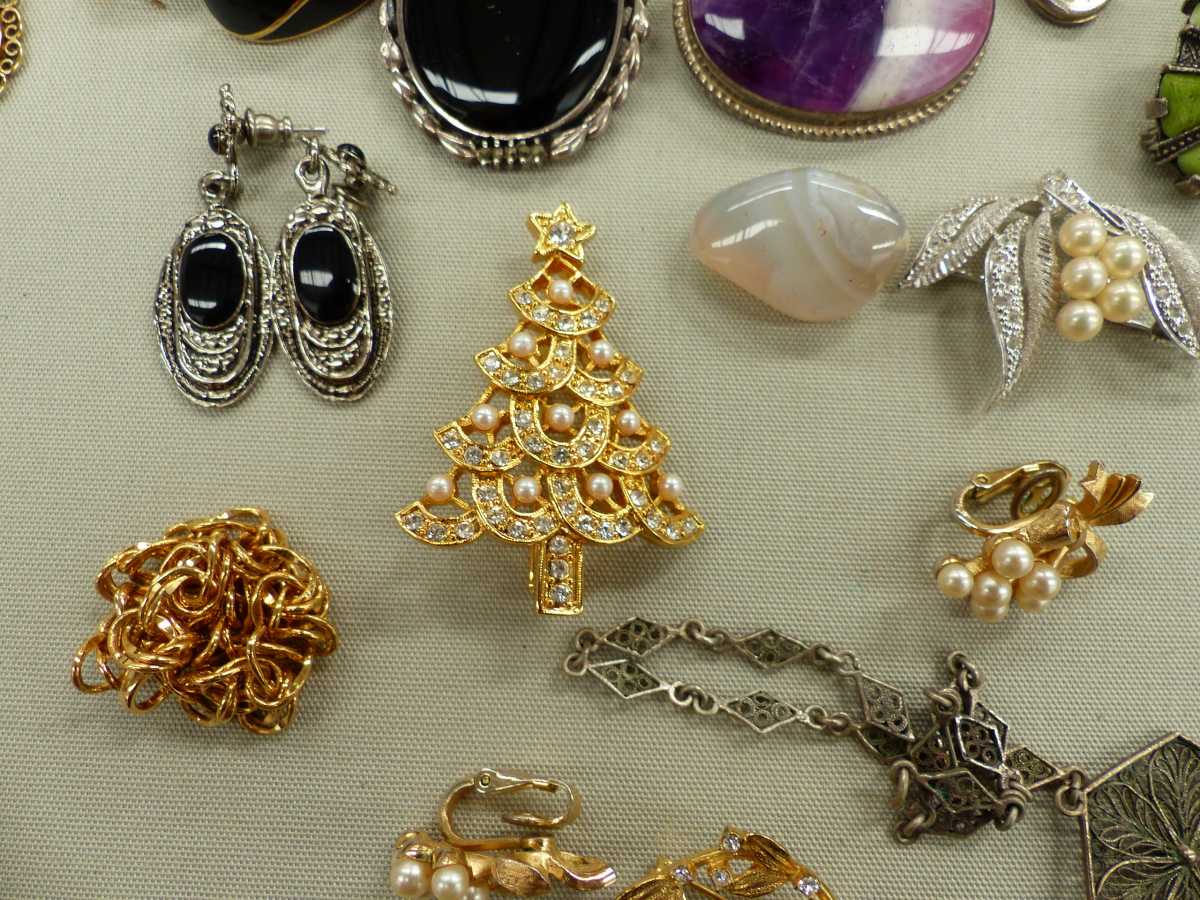 A COLLECTION OF JEWELLERY TO INCLUDE A SILVER VINTAGE CHARM BRACELET,A SILVER INGOT, BRACELETS, - Image 7 of 13