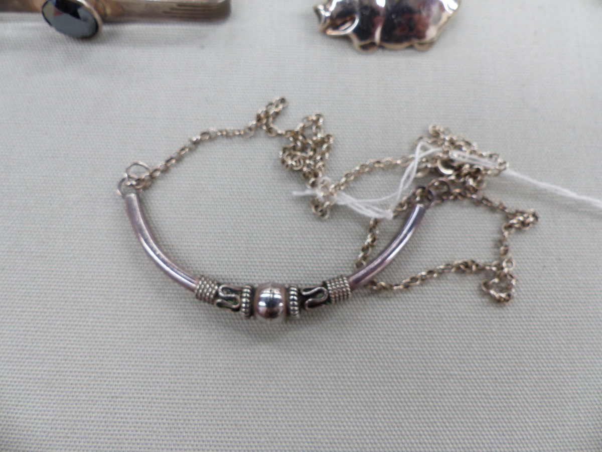 A VINTAGE SILVER CHARM BRACELET, SILVER PIG BROOCH, A GENTS SILVER FIGARO CHAIN, A SILVER VINTAGE - Image 2 of 7