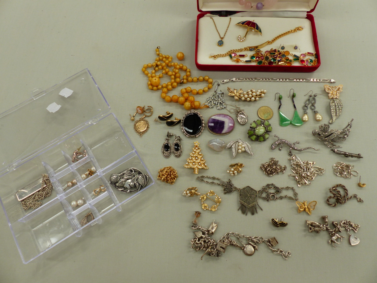 A COLLECTION OF JEWELLERY TO INCLUDE A SILVER VINTAGE CHARM BRACELET,A SILVER INGOT, BRACELETS,