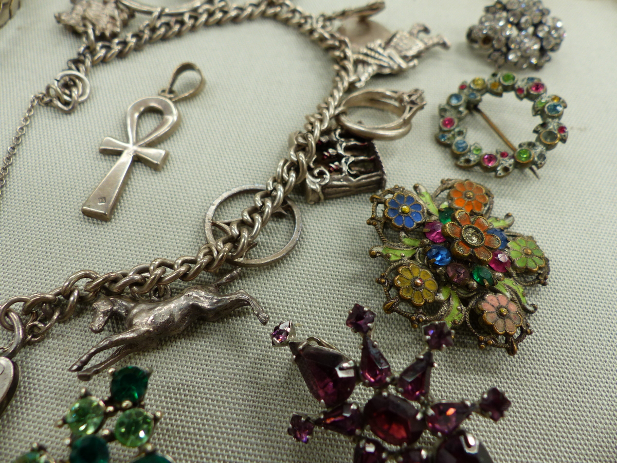 VINTAGE JEWELLERY TO INCLUDE A PAIR OF GROSSE COSTUME EARRINGS, A SILVER CHARM BRACELET, PEARLS, - Image 12 of 12