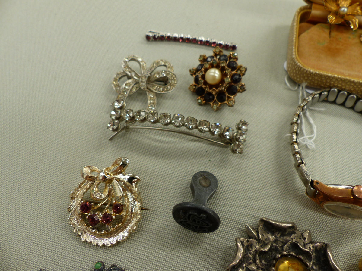VINTAGE JEWELLERY TO INCLUDE A PAIR OF GROSSE COSTUME EARRINGS, A SILVER CHARM BRACELET, PEARLS, - Image 9 of 12