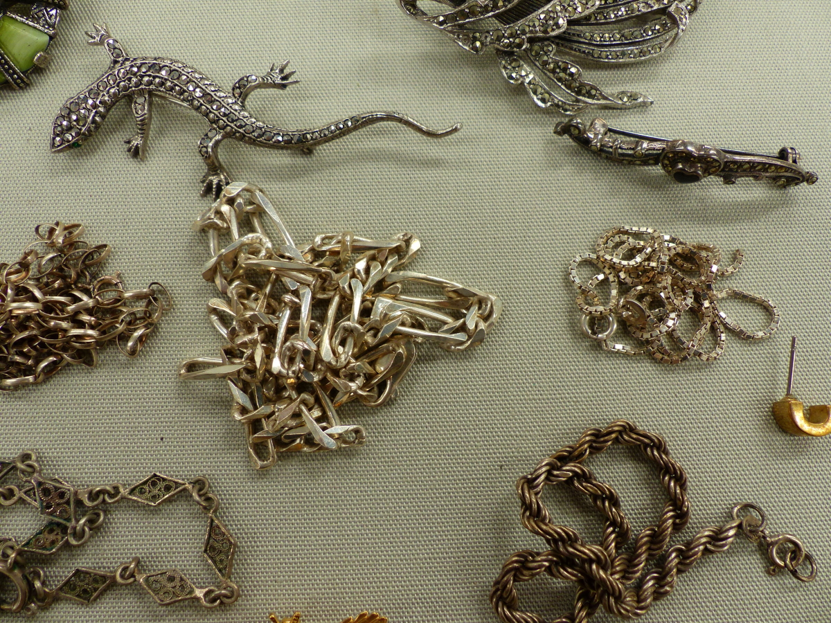 A COLLECTION OF JEWELLERY TO INCLUDE A SILVER VINTAGE CHARM BRACELET,A SILVER INGOT, BRACELETS, - Image 11 of 13