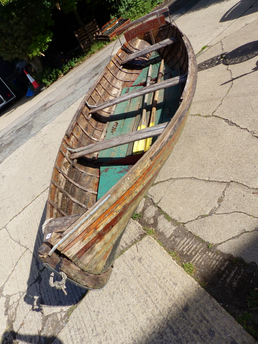 CLINKER BUILT EDWARDIAN BOATING LAKE ROWING BOAT /SKIFF WITH HIGH BACK SEAT. COMPLETE WITH ROW LOCKS