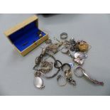 A SMALL GROUP OF SILVER AND GOLD AND OTHER JEWELLERY