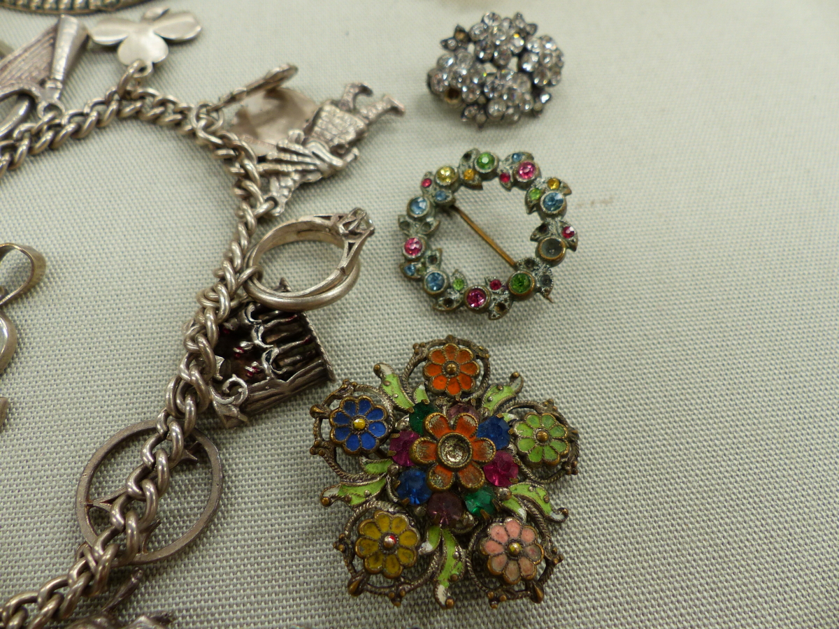 VINTAGE JEWELLERY TO INCLUDE A PAIR OF GROSSE COSTUME EARRINGS, A SILVER CHARM BRACELET, PEARLS, - Image 5 of 12