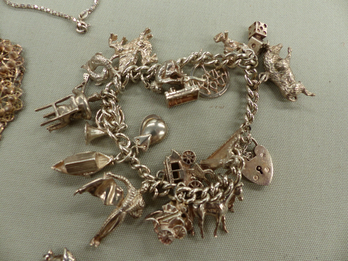 A VINTAGE SILVER CHARM BRACELET, SILVER PIG BROOCH, A GENTS SILVER FIGARO CHAIN, A SILVER VINTAGE - Image 7 of 7