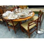 A RETRO EXTENDING TABLE AND FOUR CHAIRS.